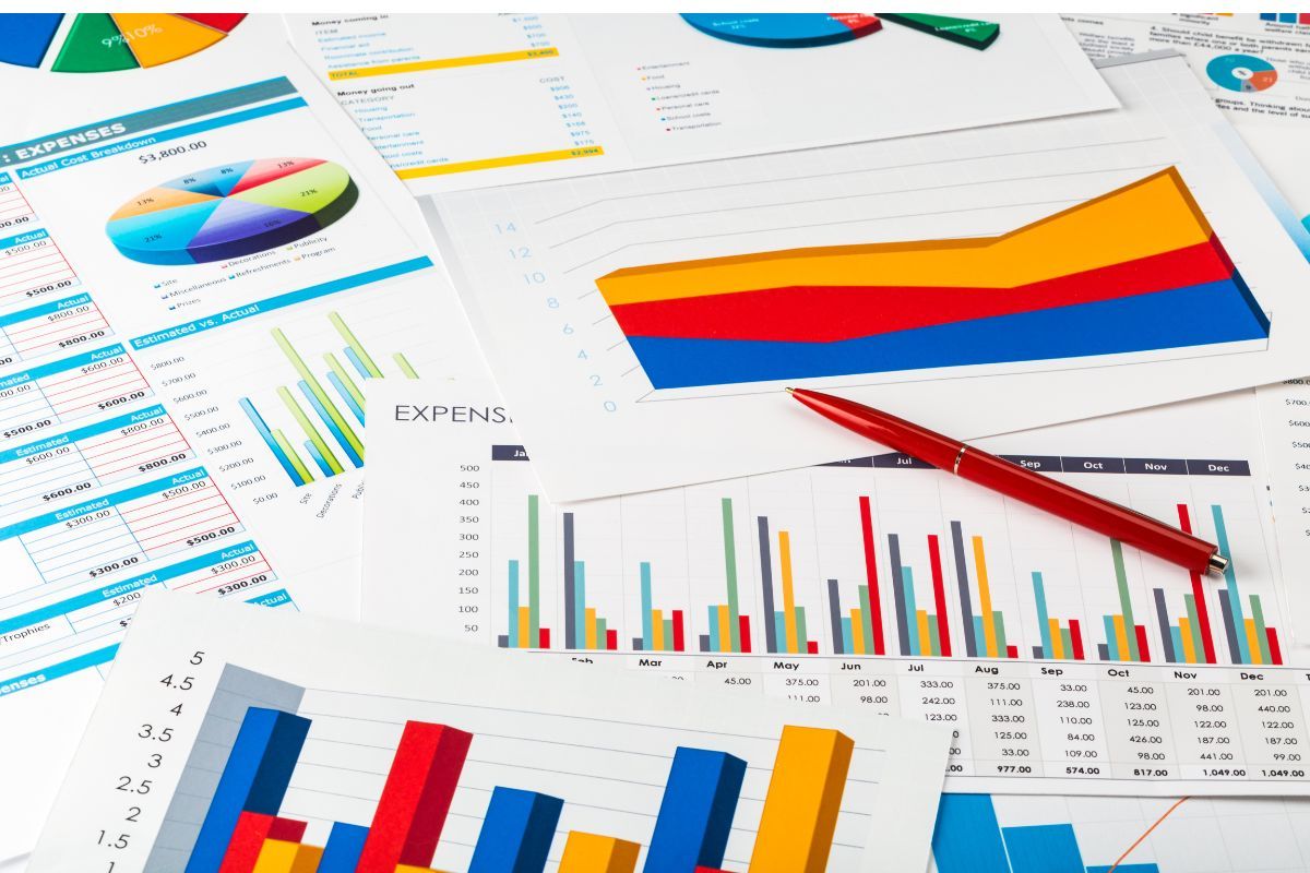 Google Analytics 4 raporty SEO szczegółowa analiza konwersji i ruchu